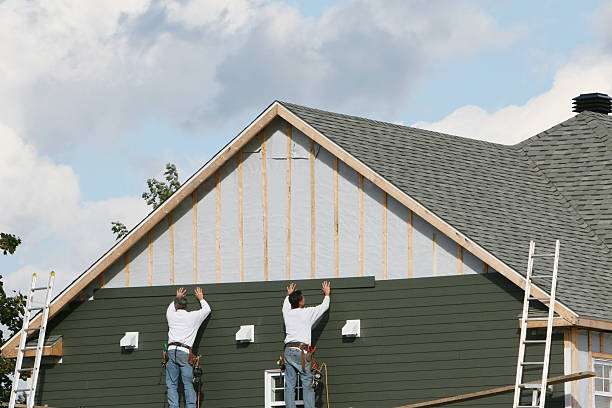 Professional Vinyl Siding technician working in Topping, VA